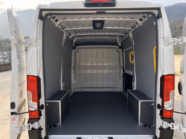 Toyota Hiace - 30