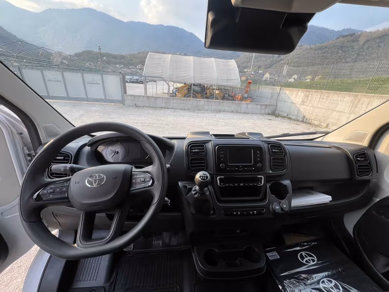 Toyota Hiace - 4