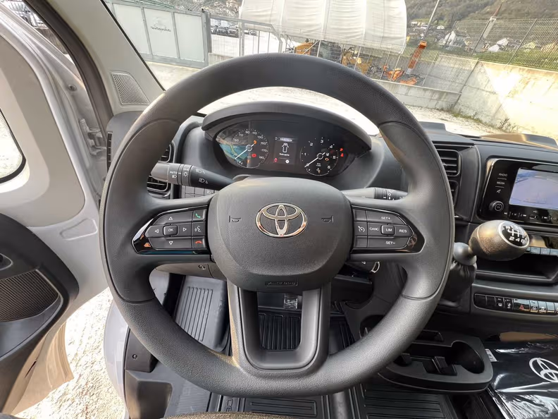 Toyota Hiace - 16