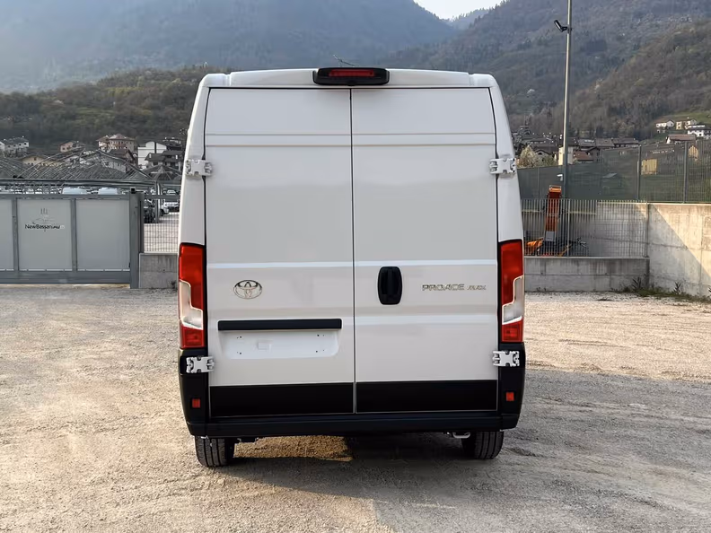 Toyota Hiace - 11