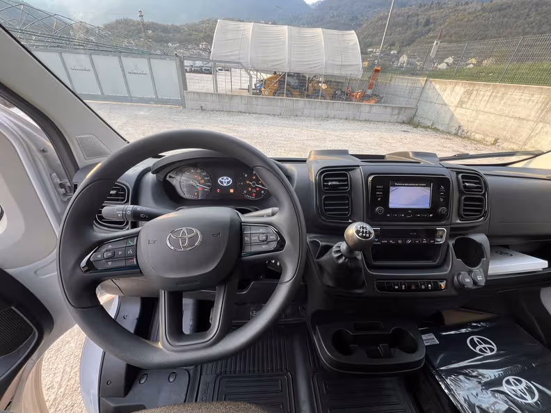 Toyota Hiace - 15