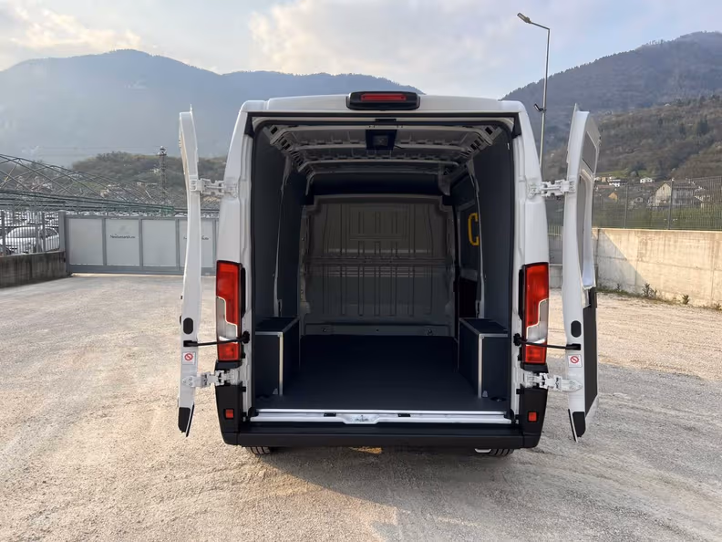 Toyota Hiace - 5