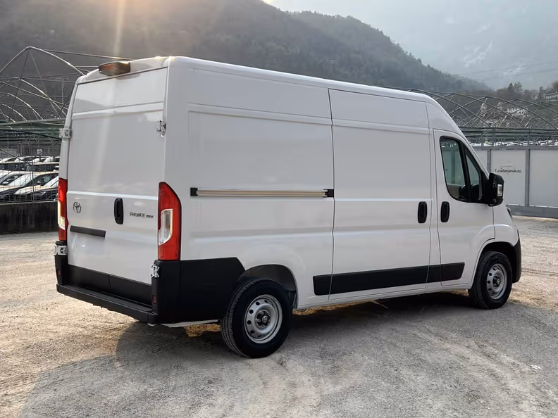Toyota Hiace - 7