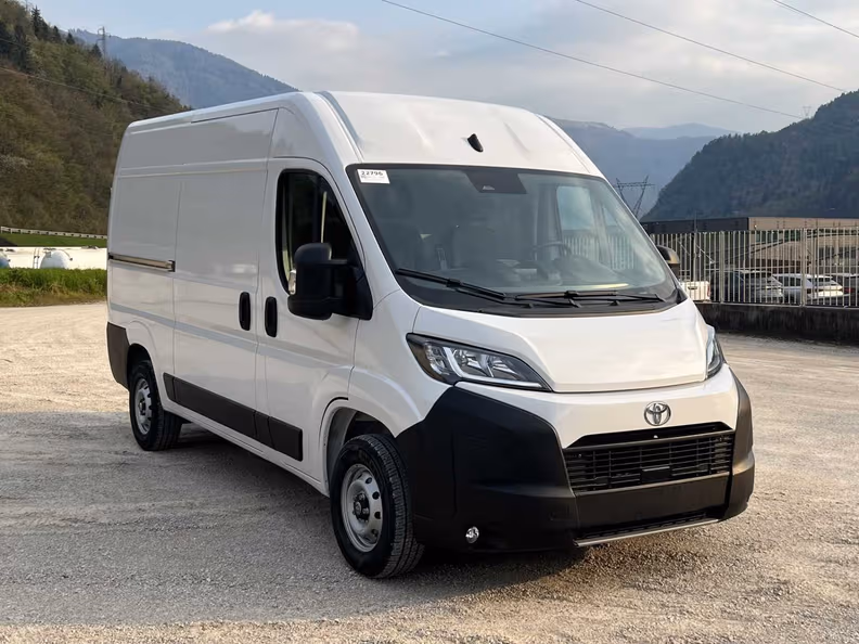 Toyota Hiace - 2
