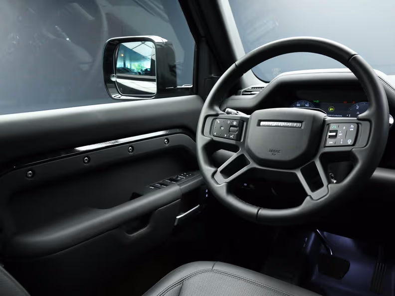 Land Rover Defender - 26