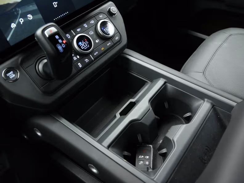 Land Rover Defender - 33