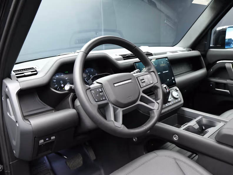 Land Rover Defender - 32