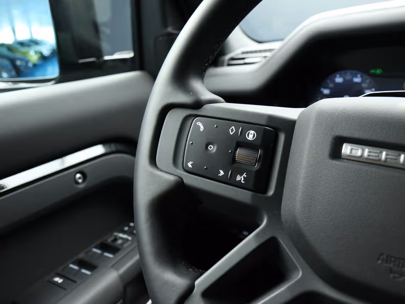 Land Rover Defender - 36