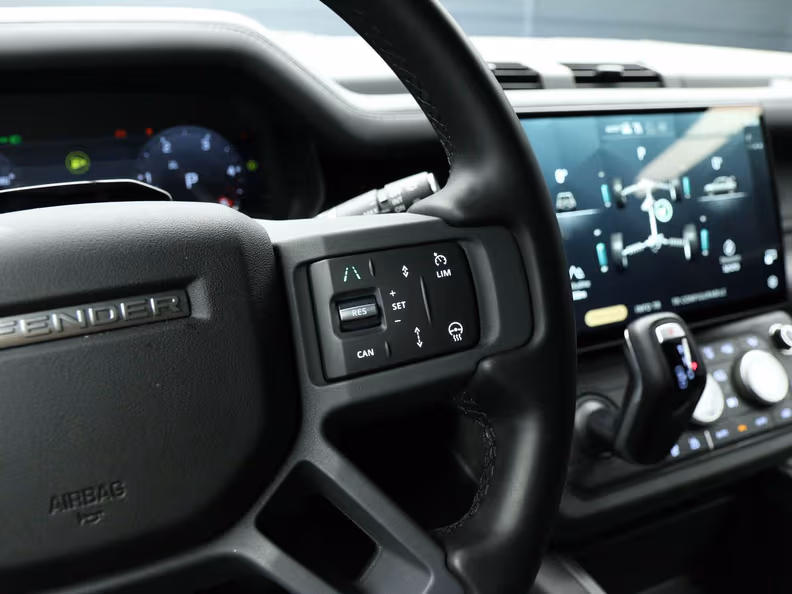 Land Rover Defender - 35