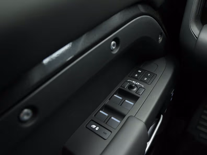 Land Rover Defender - 34