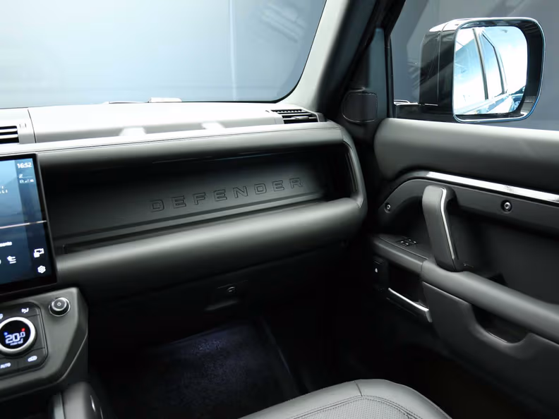 Land Rover Defender - 21