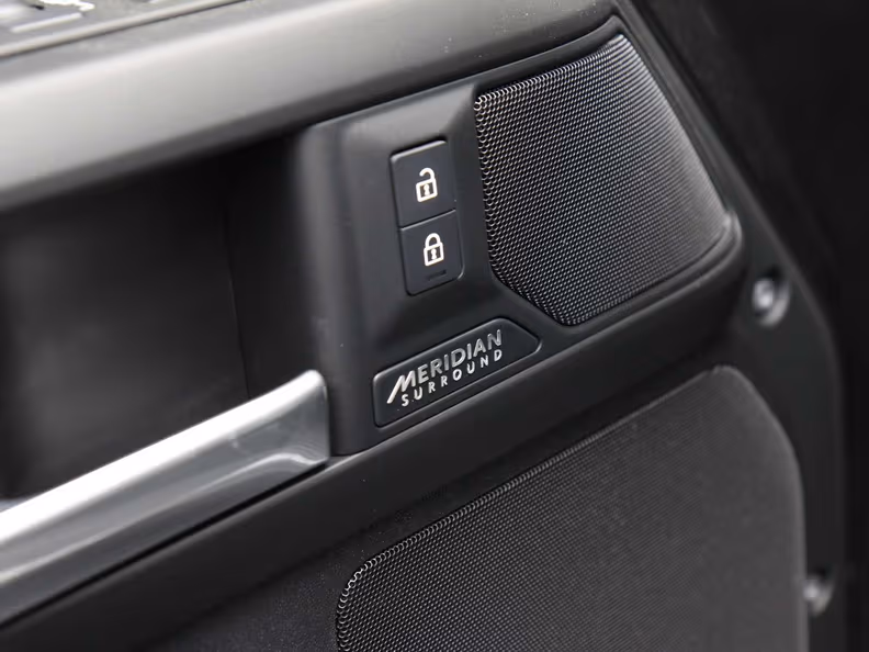 Land Rover Defender - 25