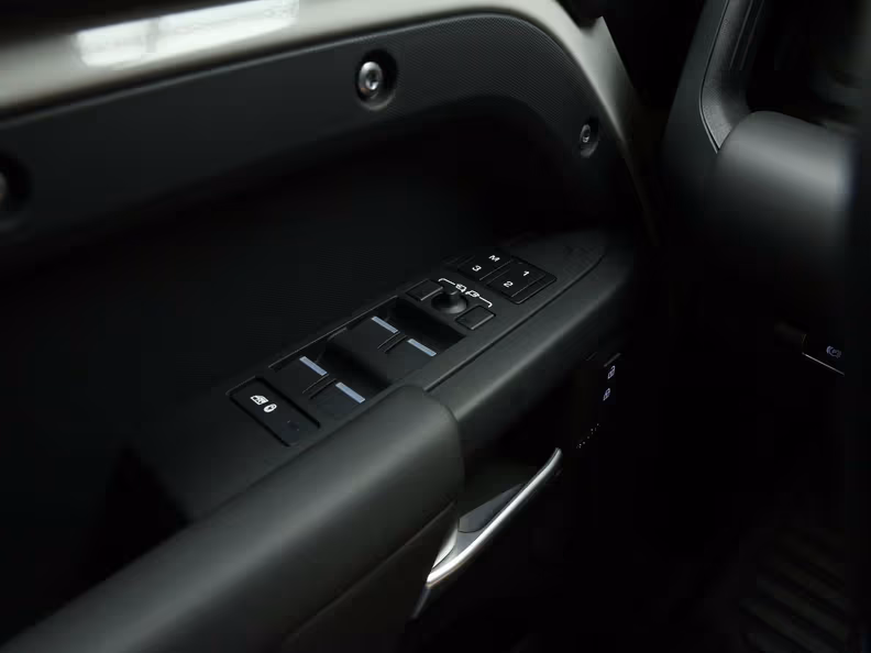 Land Rover Defender - 26