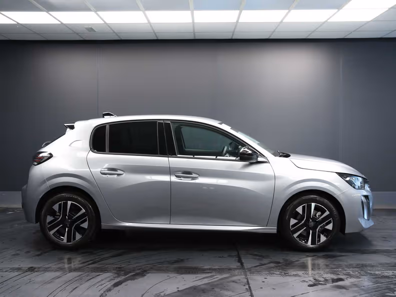 Peugeot 208 - 8