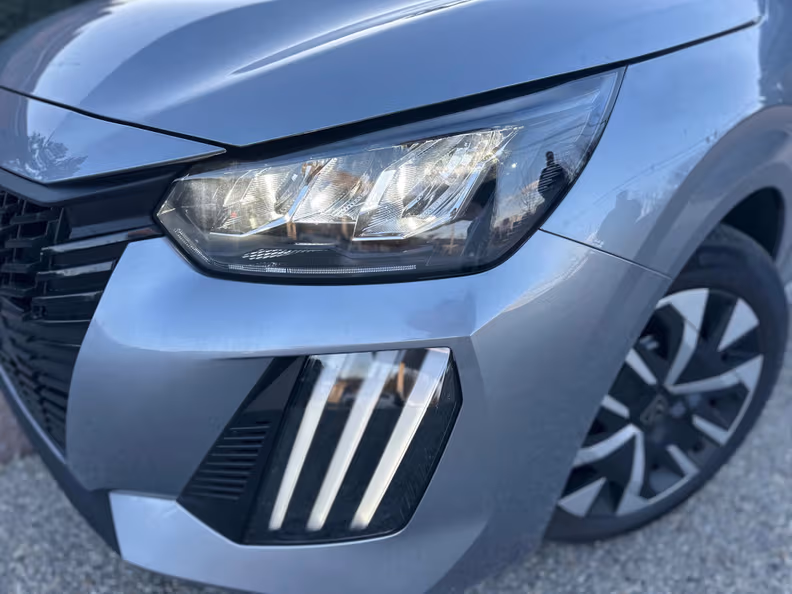 Peugeot 208 - 12