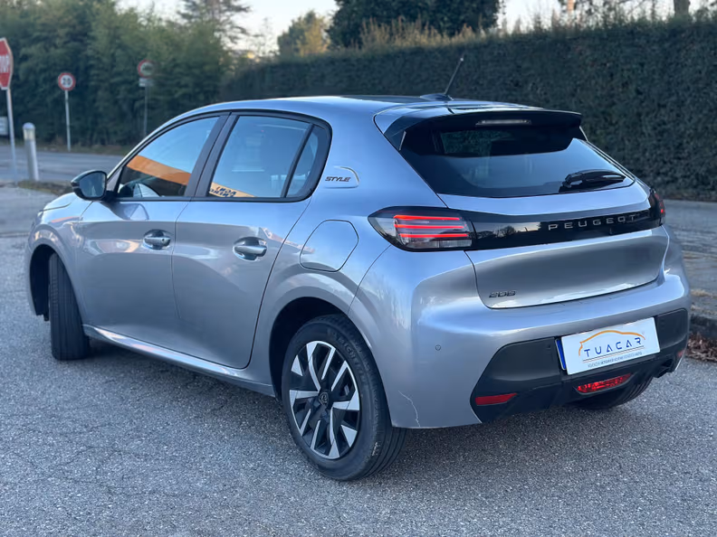 Peugeot 208 - 8