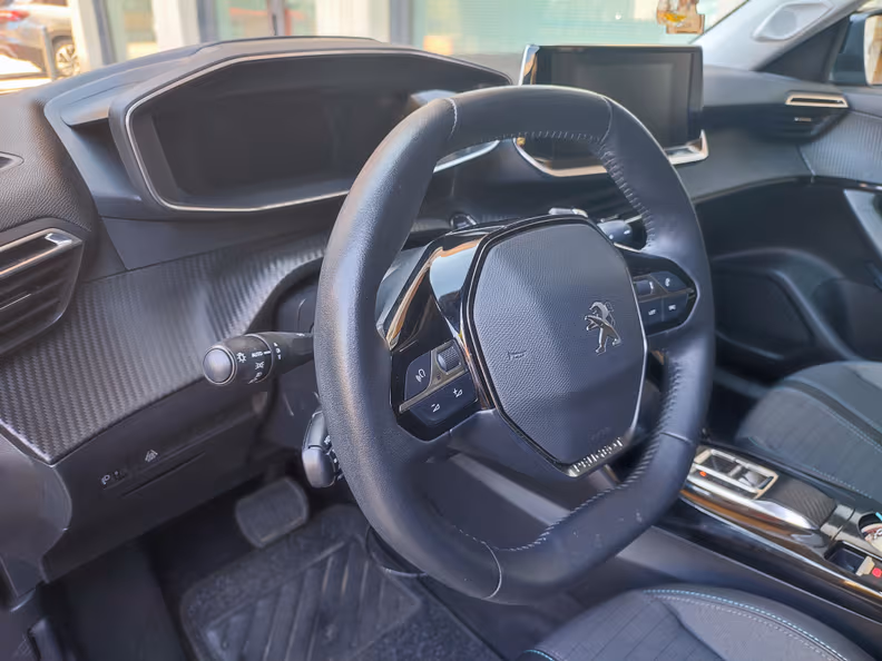 Peugeot 2008 - 8