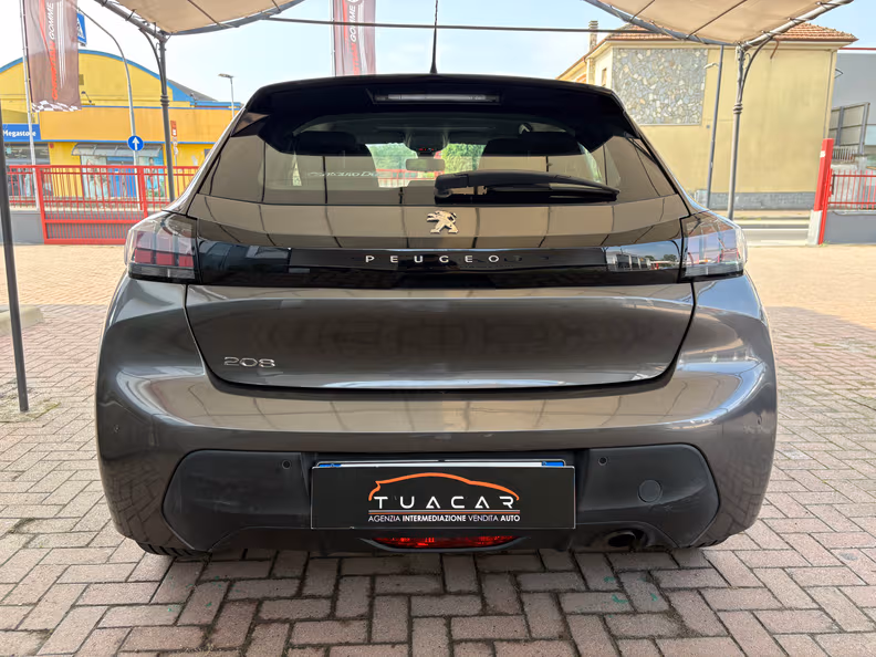 Peugeot 208 - 8