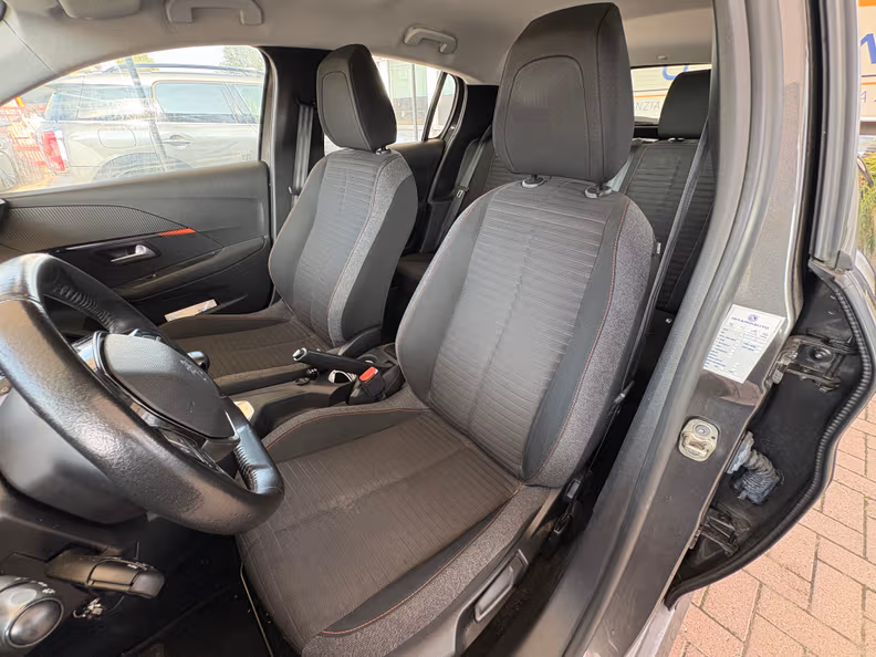 Peugeot 208 - 11