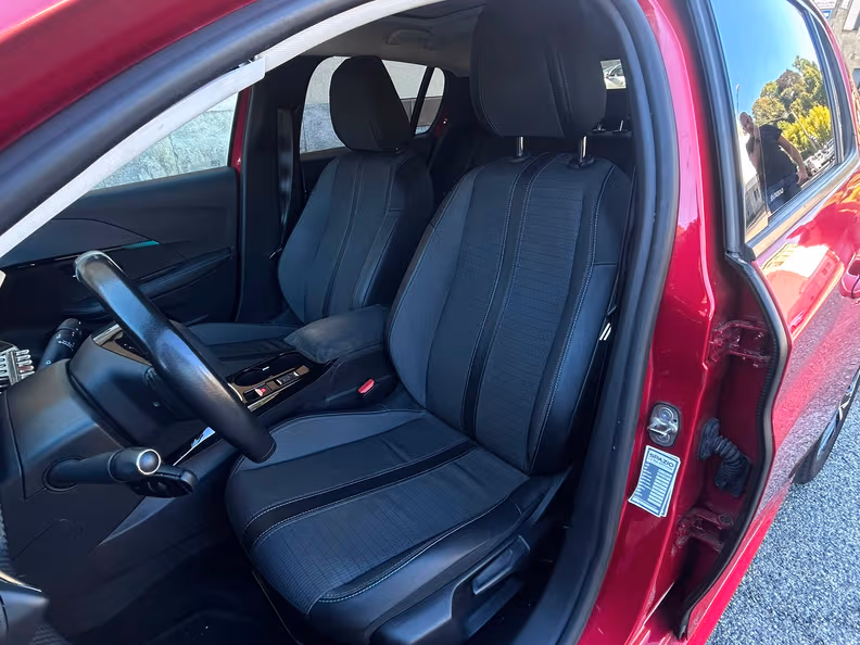 Peugeot 208 - 8