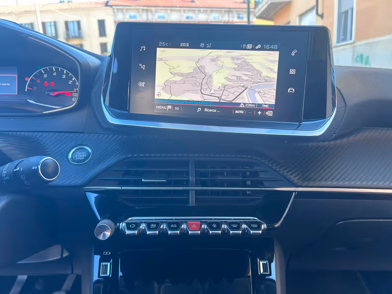 Peugeot 208 - 17