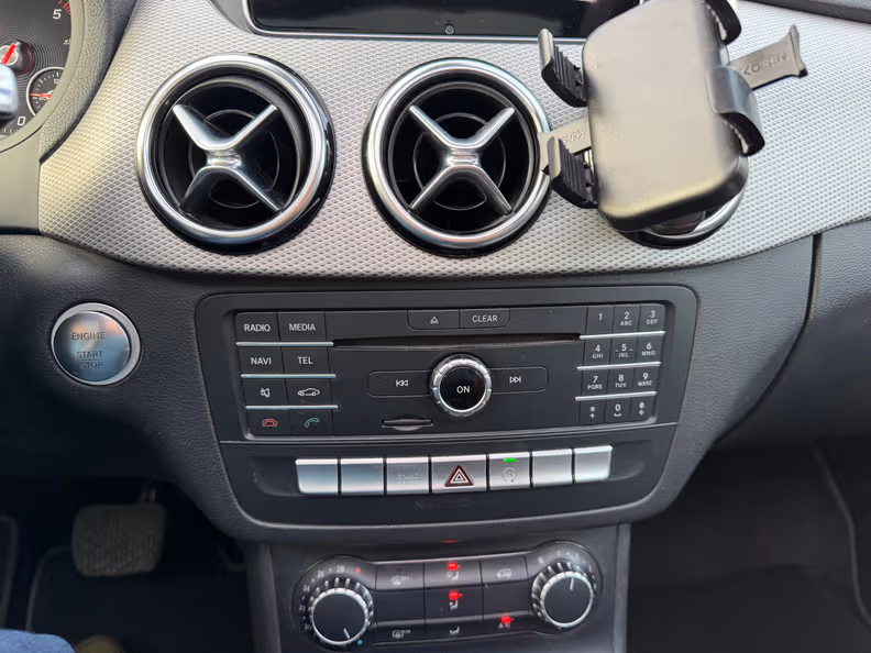 Mercedes-Benz 200 - 21