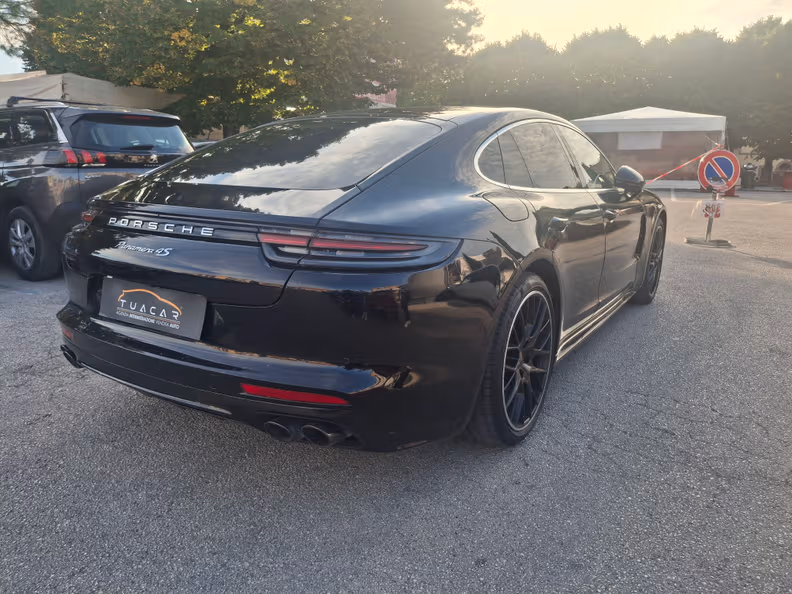 Porsche Panamera - 4