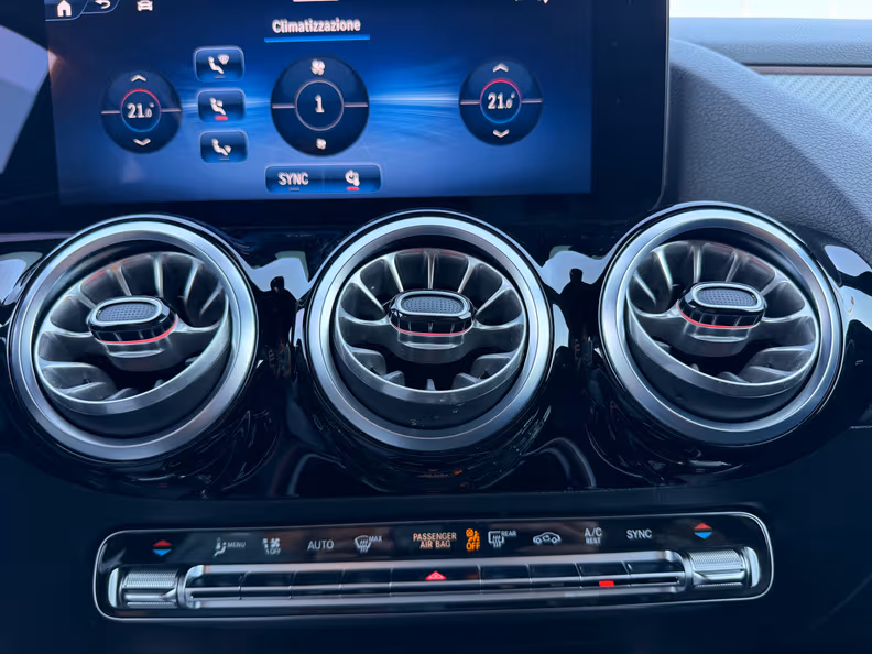 Mercedes-Benz GLA - 22