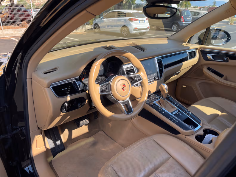 Porsche Macan - 24