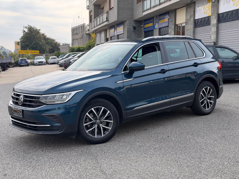 Volkswagen Tiguan - 1