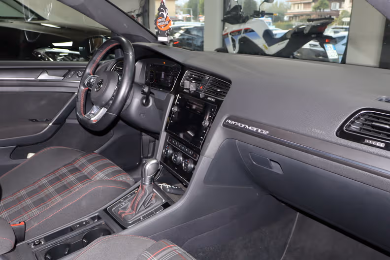 Volkswagen Golf - 10