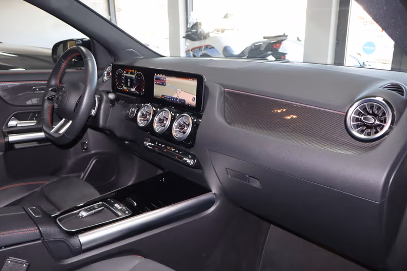 Mercedes-Benz GLA - 10