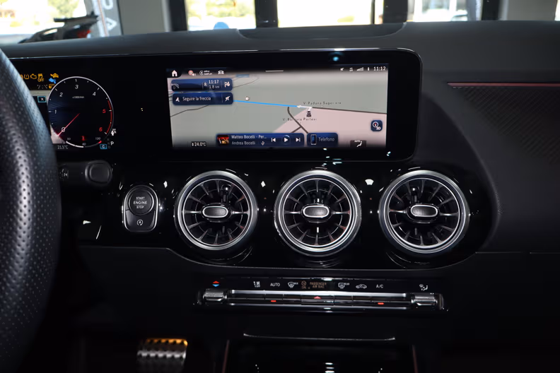Mercedes-Benz GLA - 13