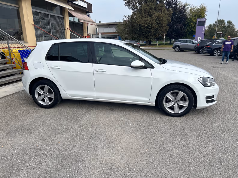 Volkswagen Golf - 6
