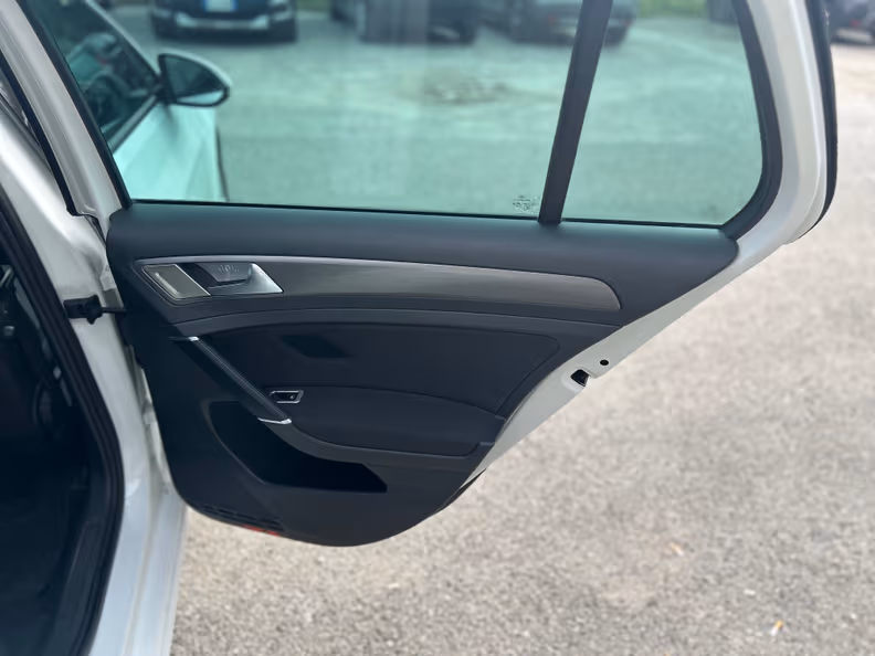 Volkswagen Golf - 24