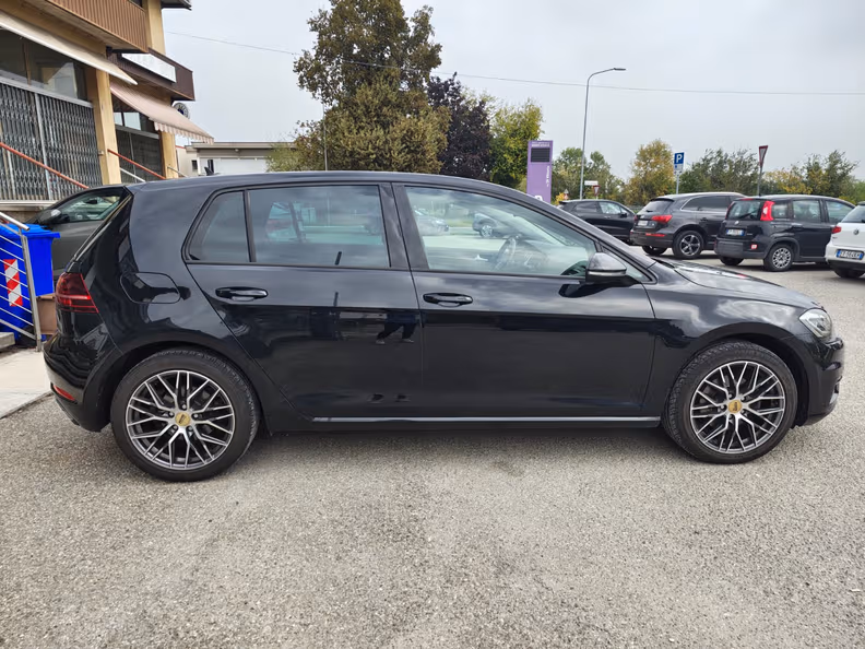 Volkswagen Golf - 6