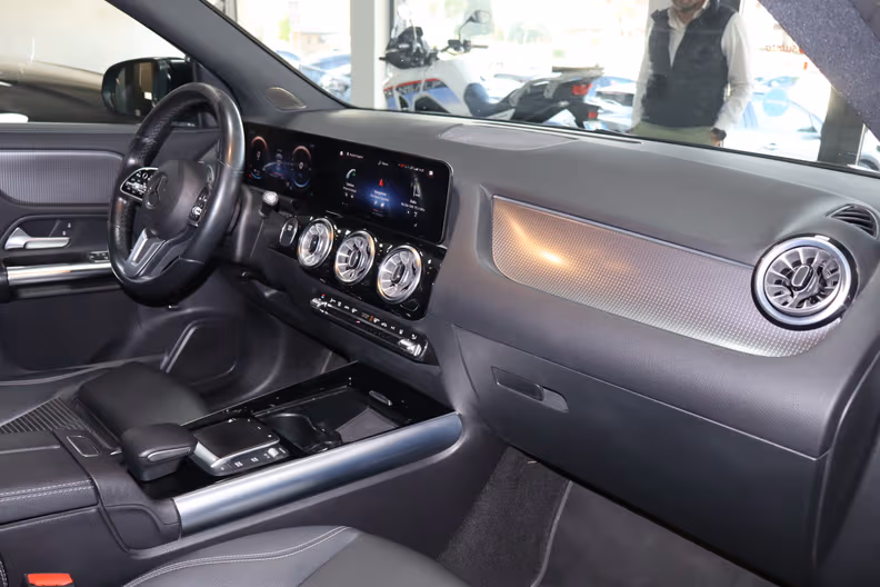 Mercedes-Benz EQA - 10