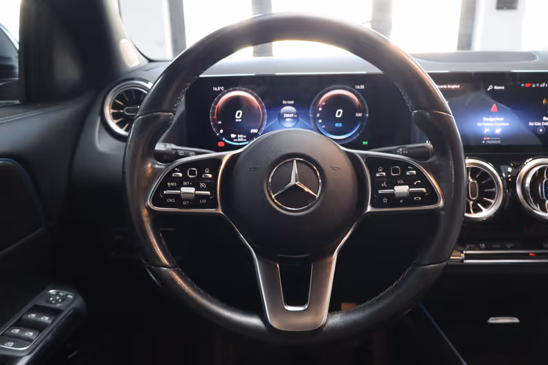 Mercedes-Benz EQA - 8