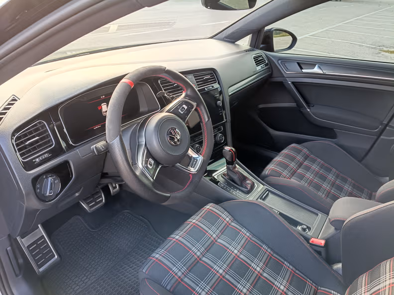 Volkswagen Golf - 6