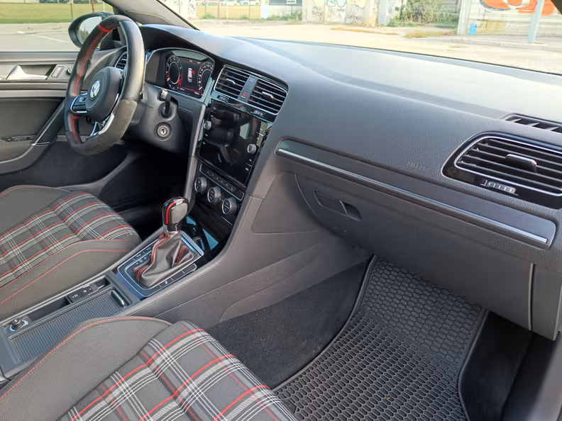 Volkswagen Golf - 8