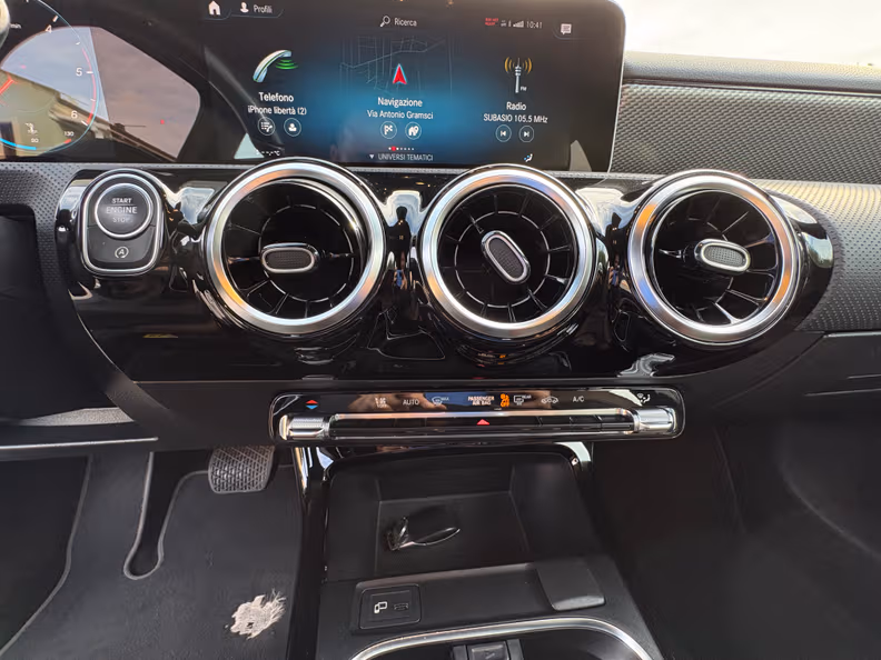 Mercedes-Benz 200 - 11