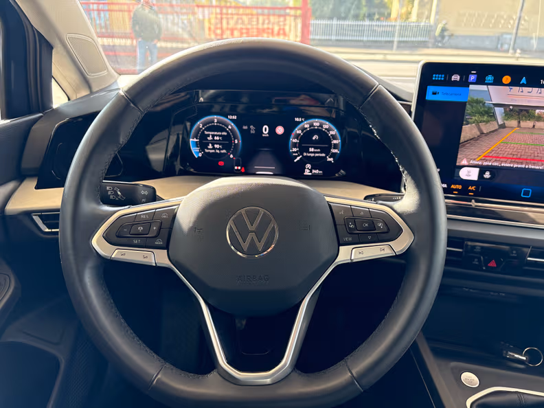 Volkswagen Golf - 6
