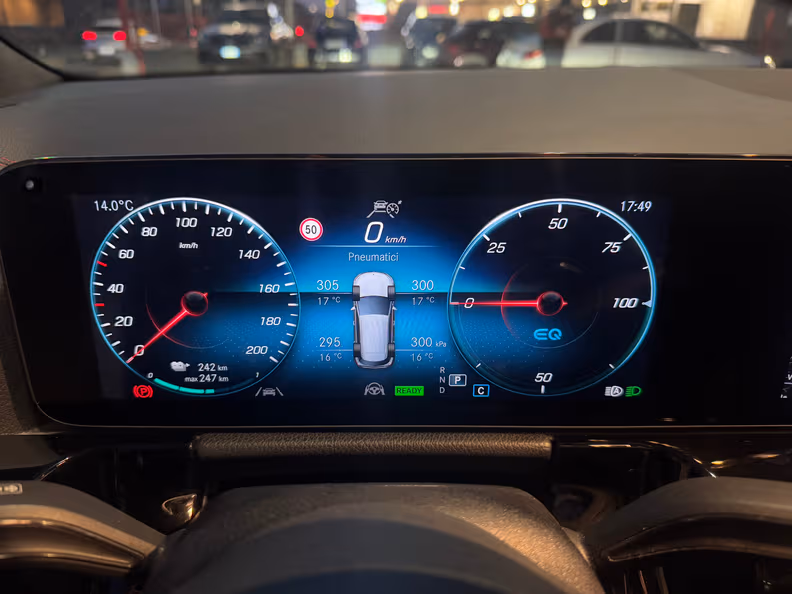 Mercedes-Benz EQA - 12