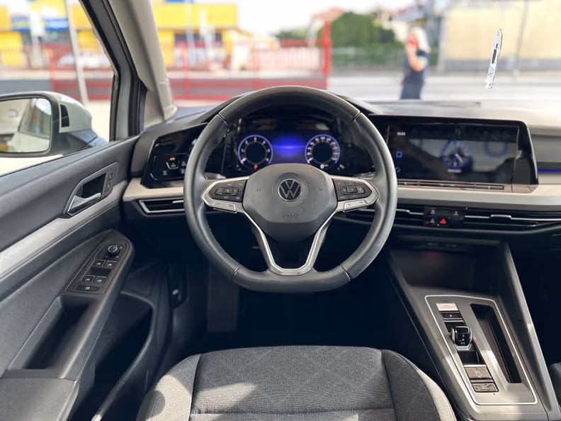 Volkswagen Golf - 8