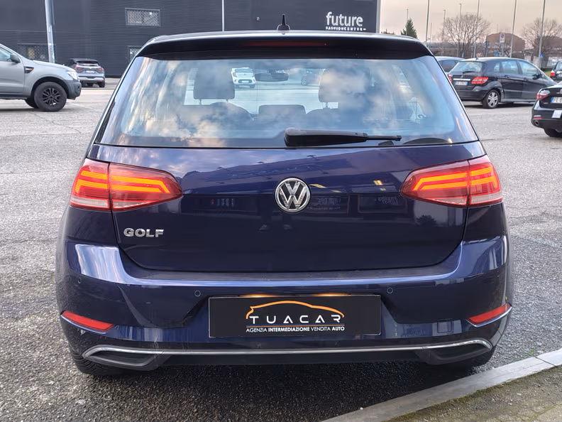 Volkswagen Golf - 6