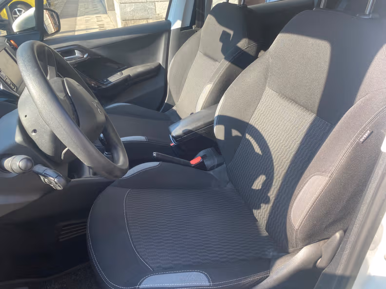 Peugeot 208 - 7