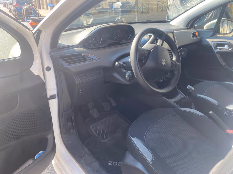 Peugeot 208 - 8