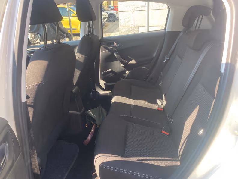 Peugeot 208 - 18