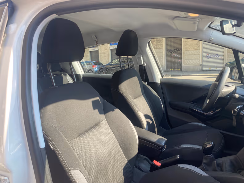Peugeot 208 - 13
