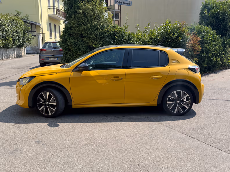 Peugeot 208 - 8
